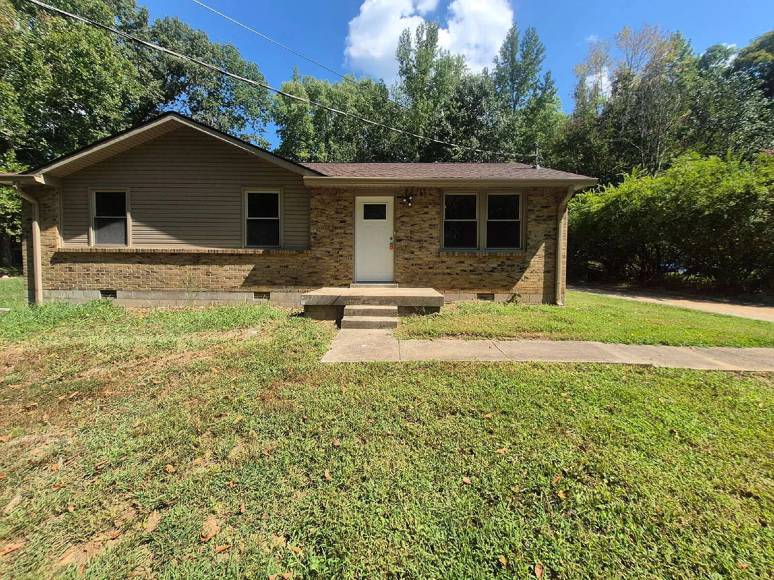 3 bed, 1.0 bath, 1050 sqft, $1,695 — Photo 2