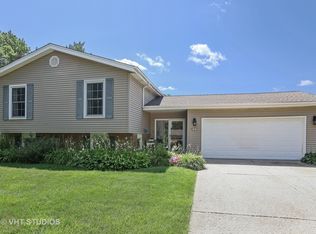 521 Maple Ln, Darien, IL 60561