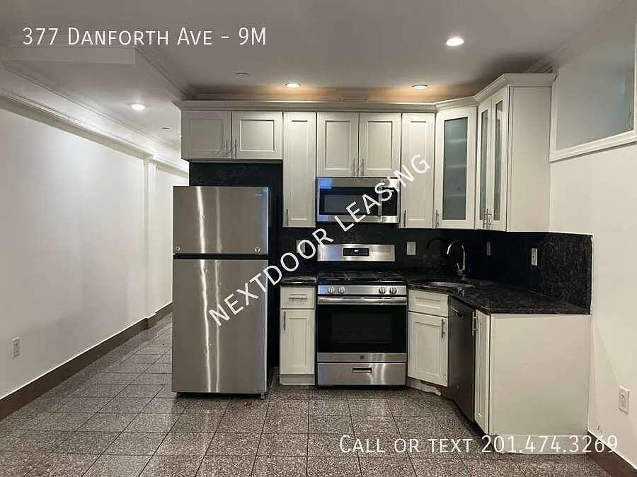 377 Danforth Ave #9M