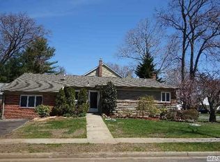 72 Willets Dr, Syosset, NY 11791