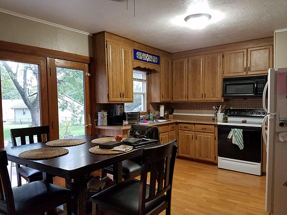 Spacious eat in kitchen