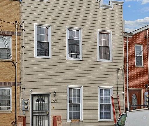 5th image of 751 Barbey St #1