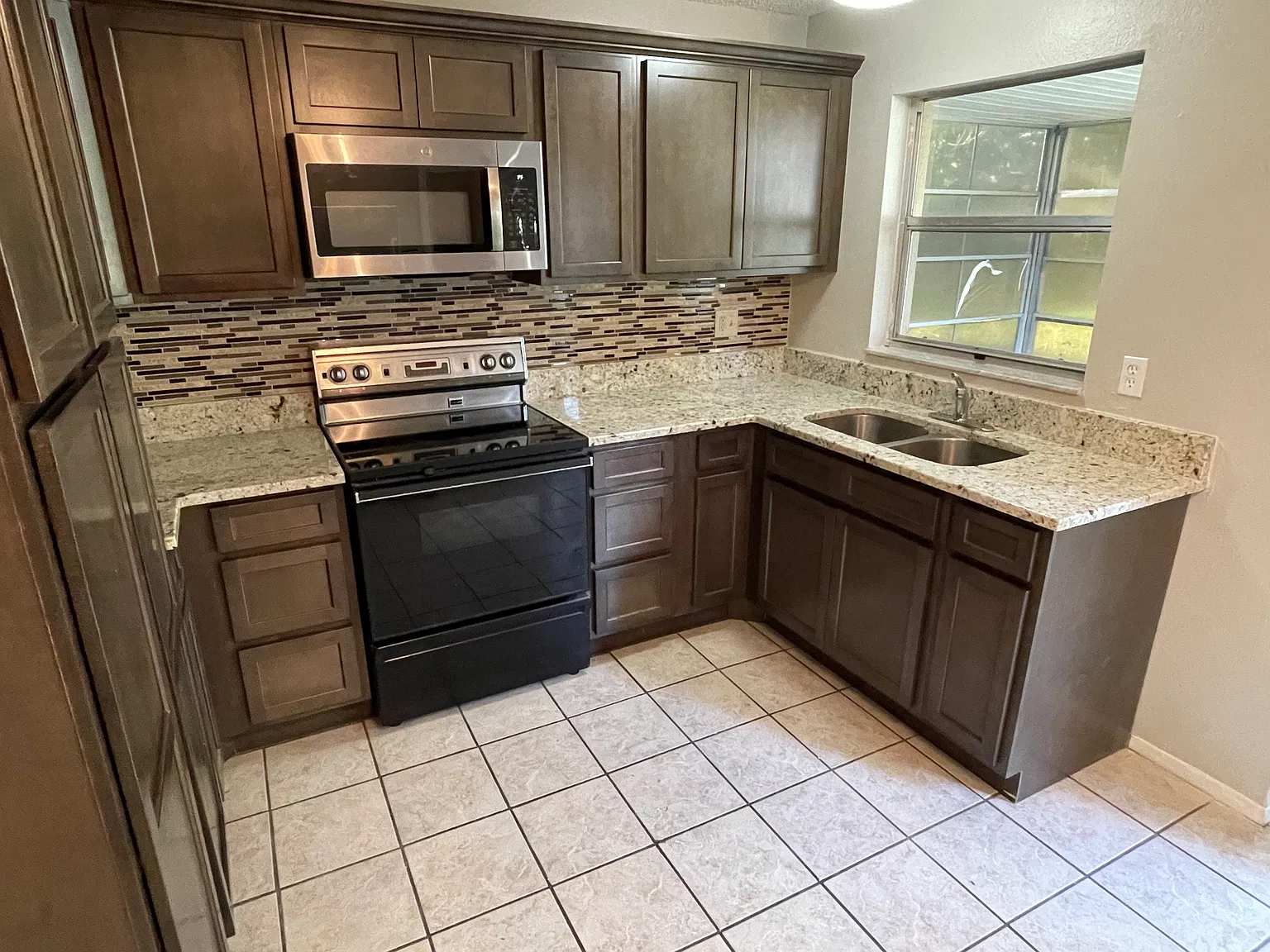3 bed, 1322 sqft, $1,995 — Photo 2