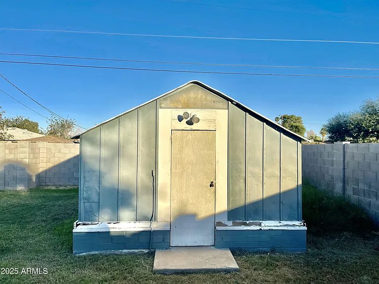 1100 N Brown Ave — Photo 17