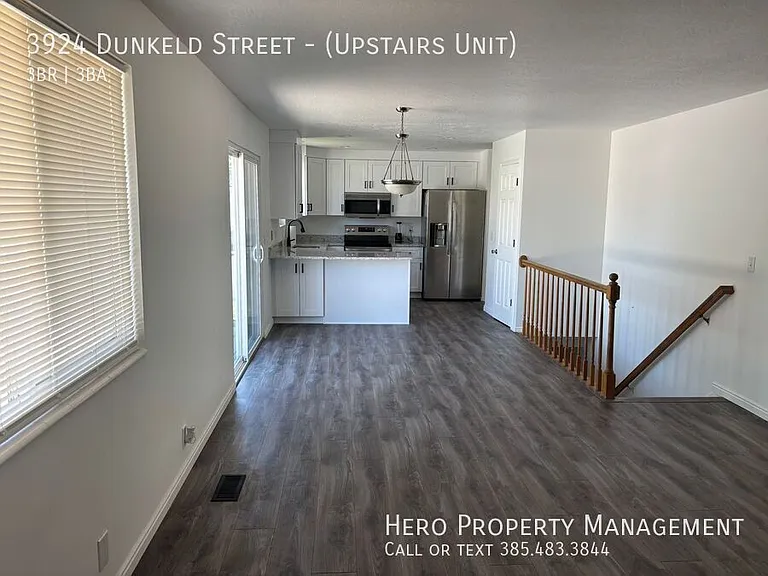 3924 W Dunkeld St #UPSTAIRS — Photo 10