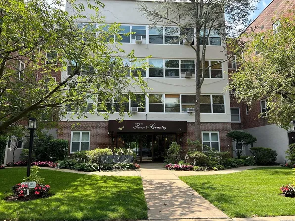 40 Schenck Avenue #2M, Great Neck, NY 11021