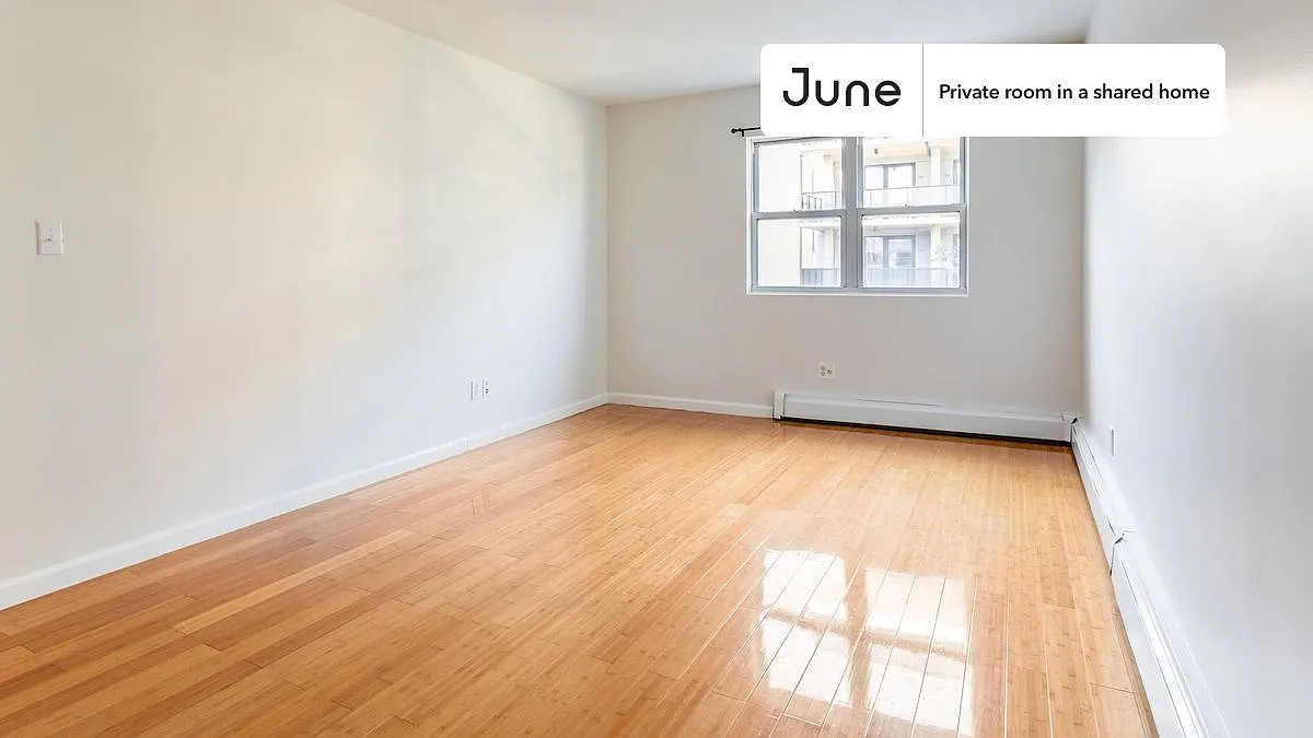 Queen bedroom in 4 bed/2 bath home in Flatbush #1648 D — Photo 3