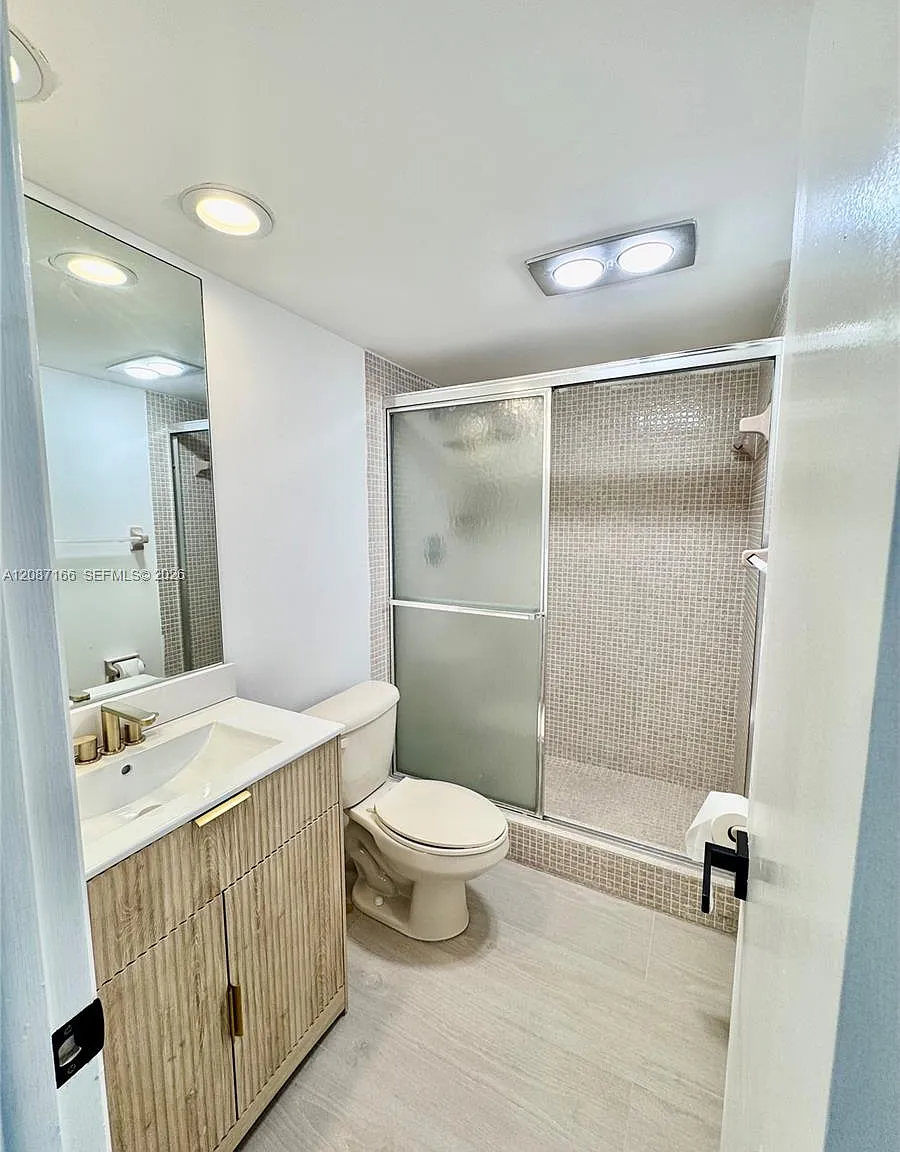 575 Oaks Ln — Photo 2
