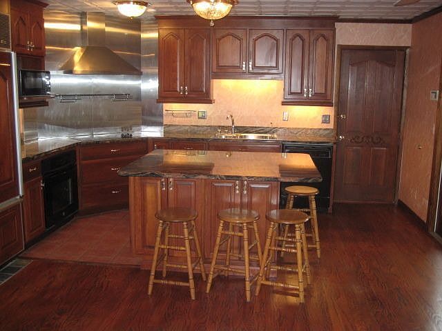 UPDATED KITCHEN W/WOOD & TILE FLOORS