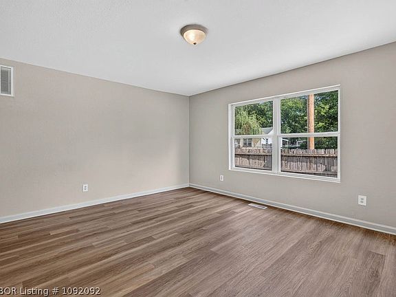 3rd image of 1923 N M St