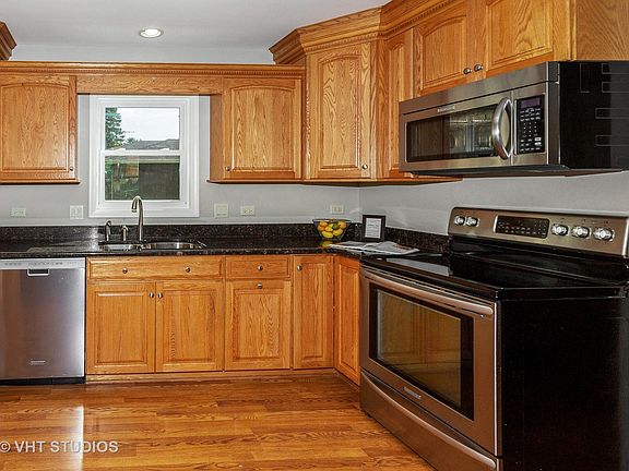 4th image of 28W281 Lawnmeadow Ln