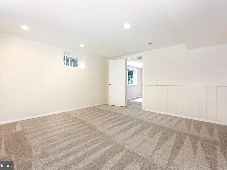 1418 Thornden Rd — Photo 9