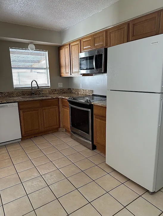 3 bed, 1100 sqft, $1,700 — Photo 4