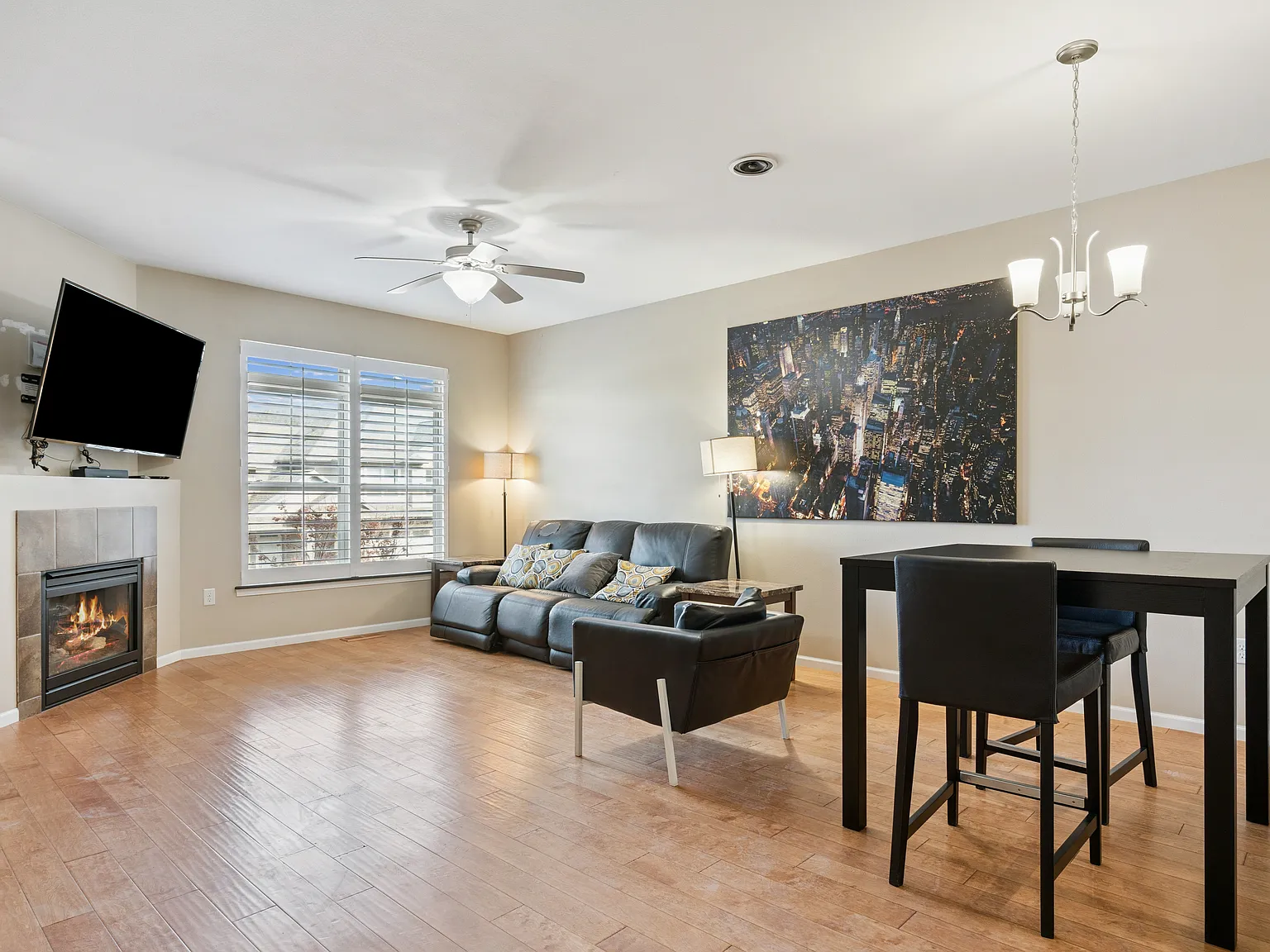 3 bed, 1828 sqft, $3,000 — Photo 3