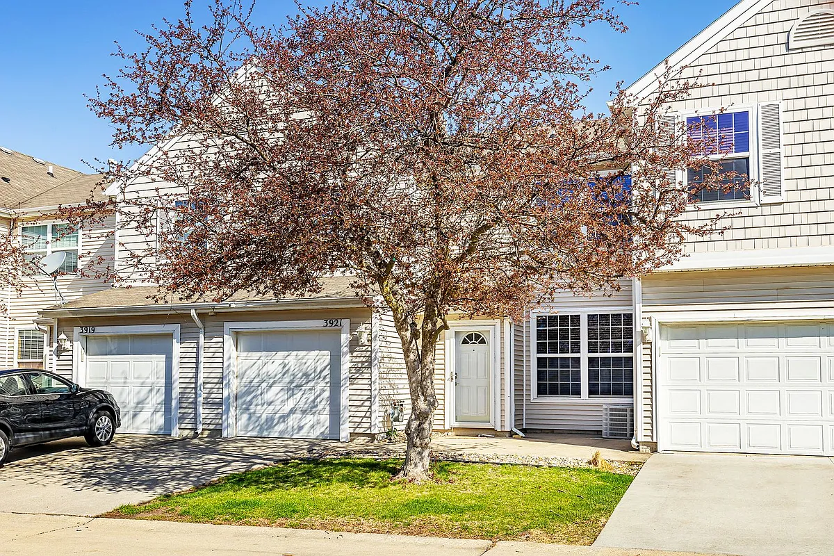 Building Photo - 3921 NE Gardenia Ln
