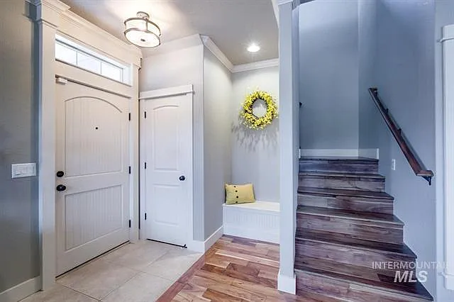 916 E Winding Creek Dr — Photo 3