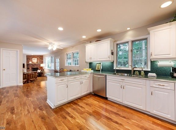 5th image of 10 Saratoga Way