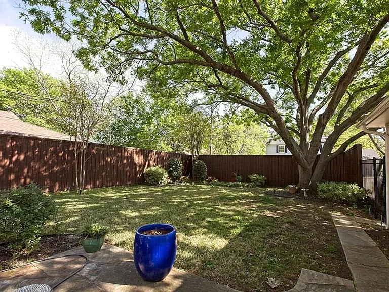 1307 Glen Cove Dr — Photo 2