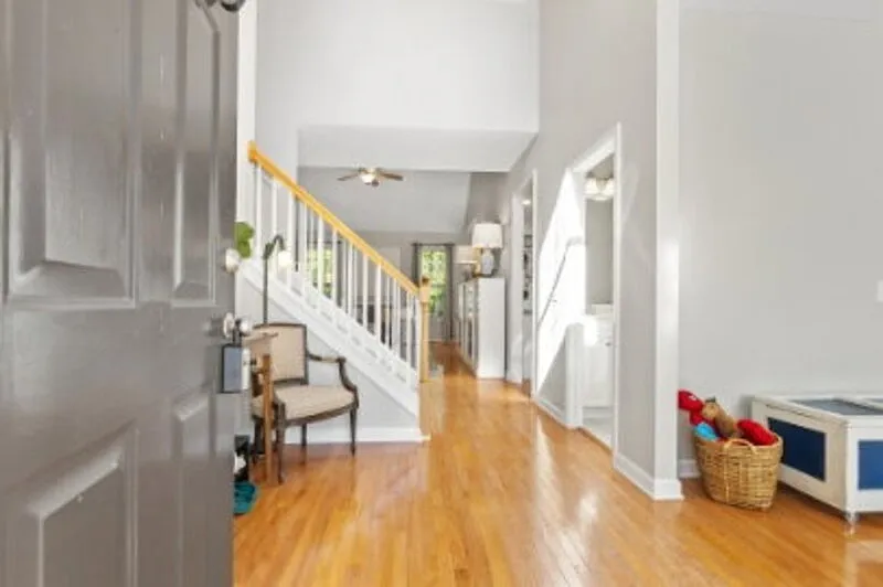 3 bed, 2.5 bath, 2320 sqft, $2,600 — Photo 3