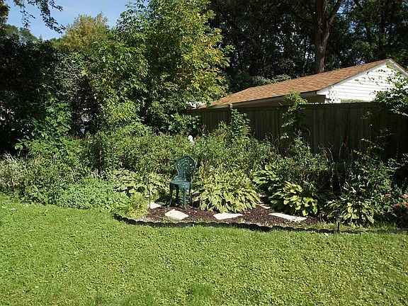 4th image of 827 46 1/2 Ave NE
