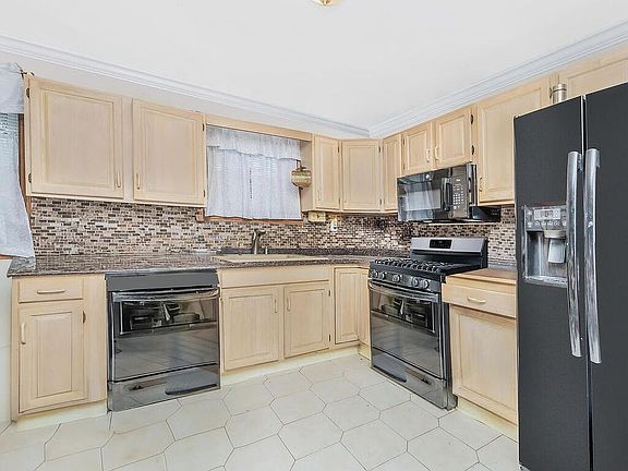 5th image of 1105 Clarence Ave