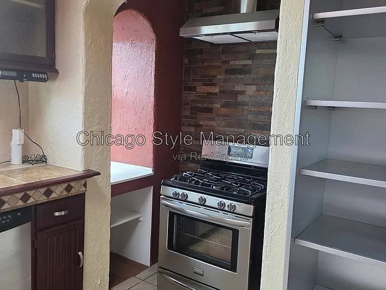 9517 S Escanaba Ave #1 — Photo 3