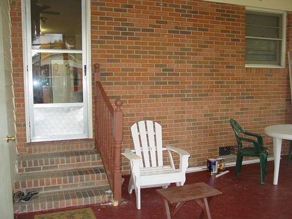 Side entrance to kitchen off of screen porch