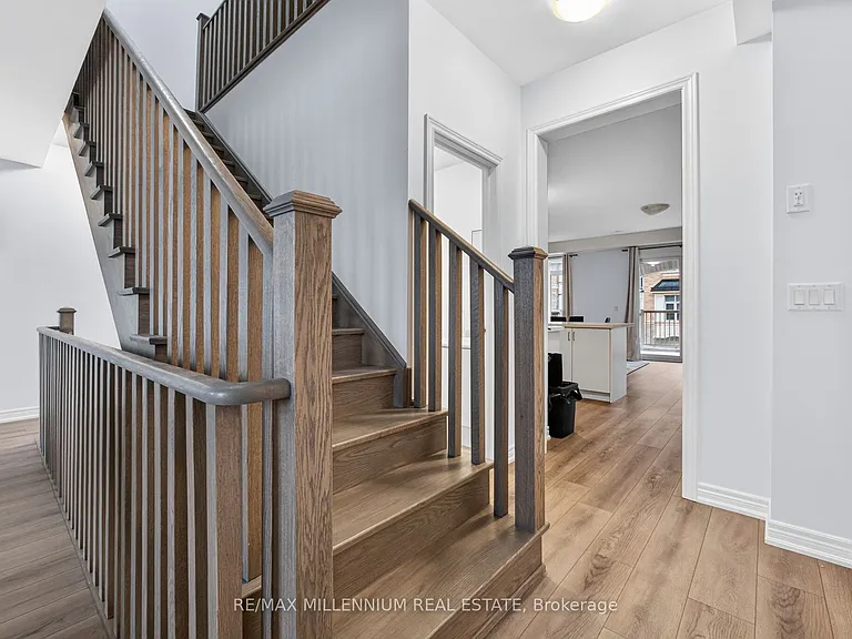 505 Dundas St E — Photo 32