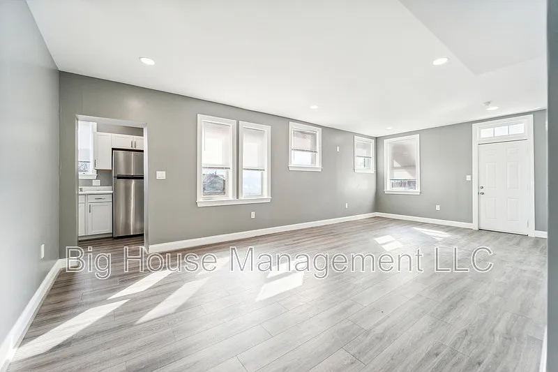 2 bed, 1.0 bath, 900 sqft, $1,350 — Photo 3