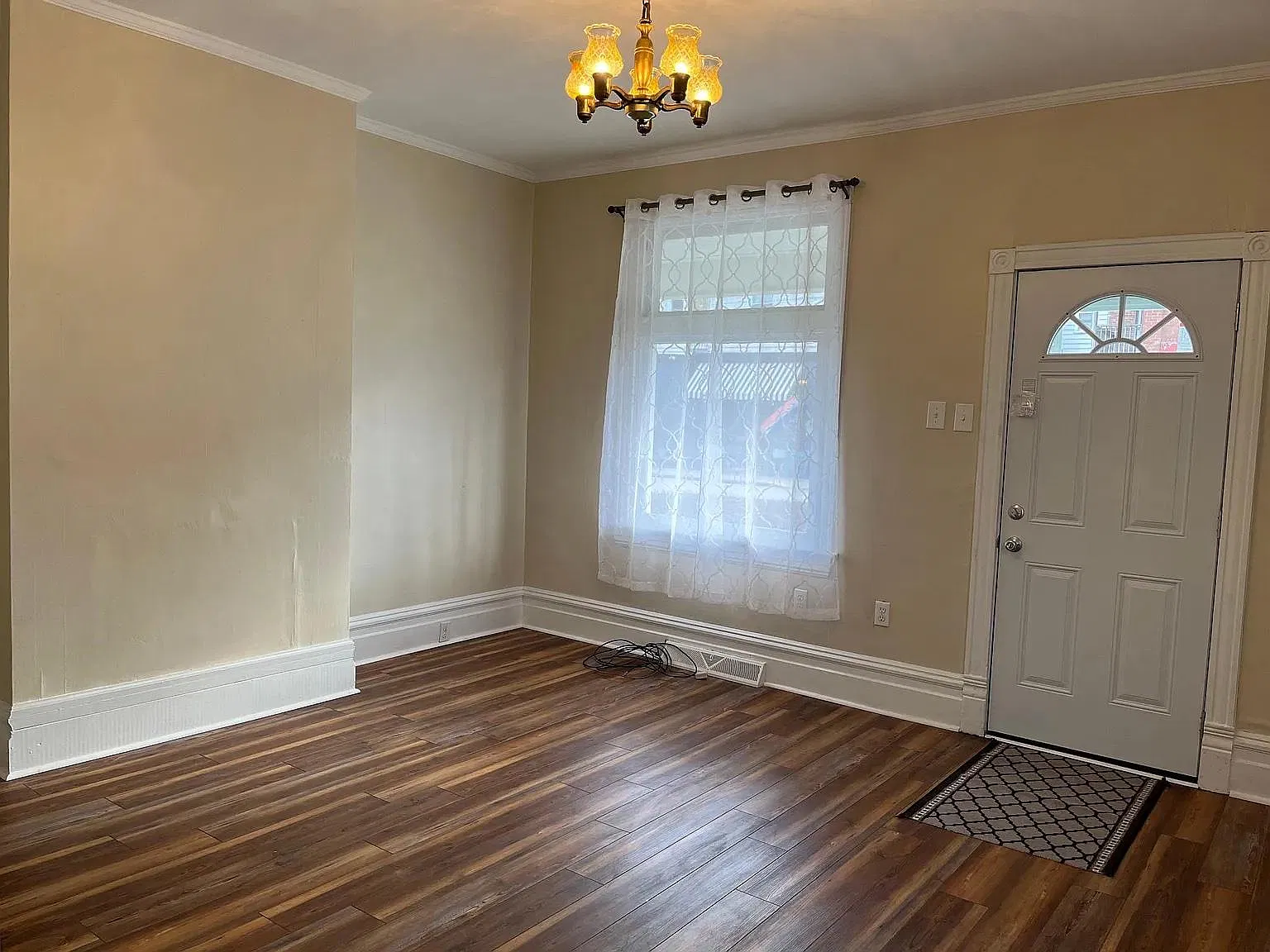 2 bed, 1800 sqft, $900 — Photo 1