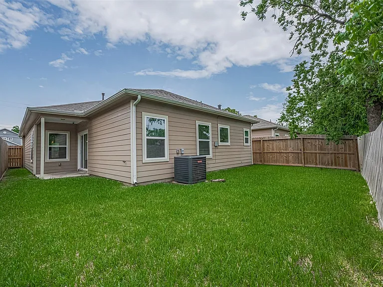 7981 Saint Louis St — Photo 39