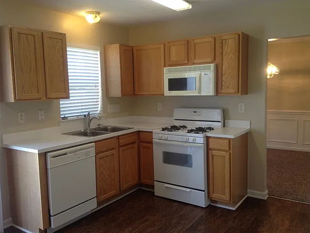 3 bed, 2.5 bath, 1450 sqft, $1,905 — Photo 3