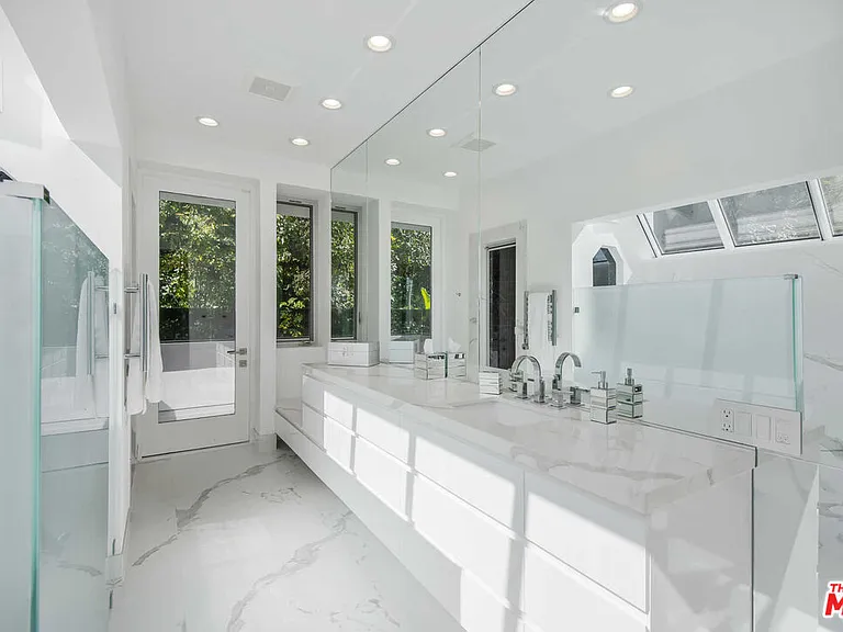 1250 Angelo Dr — Photo 20