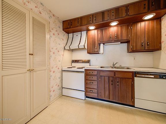 5th image of 2847 Hikes Ln APT 3BL