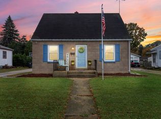 215 Coolidge Ave, Waukesha, WI 53186