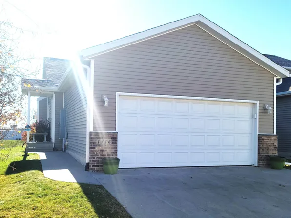 1316 Creekside Ct, Waterloo, IA 50702