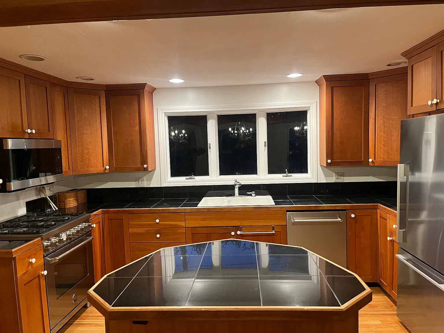 4 bed, 2200 sqft, $4,950 — Photo 3
