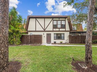 100 Weybridge Cir APT D, Royal Palm Beach, FL 33411
