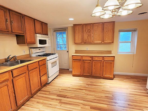 3rd image of 133 Grand St APT 3