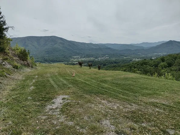 2707-2709 Indigo Ln, Sevierville, TN 37862