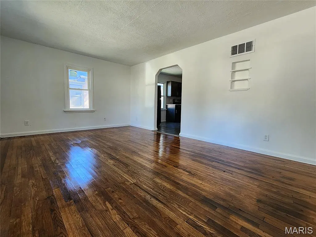 3 bed, 1.0 bath, 1188 sqft, $1,795 — Photo 2