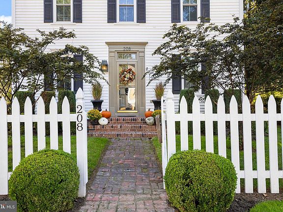 3rd image of 208 2nd St