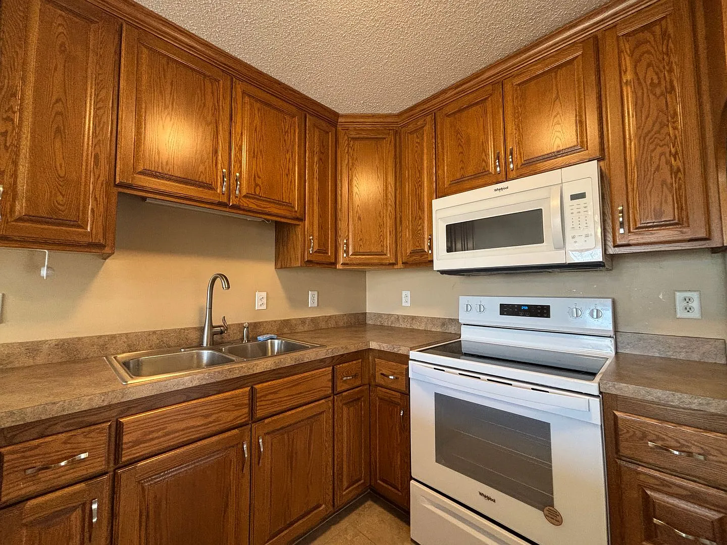 Great 3 BR/2 BA Townhome in Vadnais Heights! — Photo 1