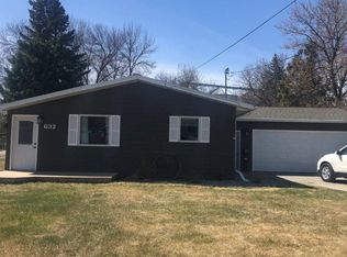 632 East St, Bottineau, ND 58318
