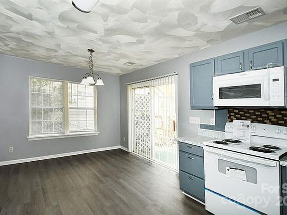 3rd image of 2131 Wexford Way