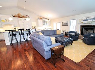 216 Mayflower Ln, Fontana, WI 53125