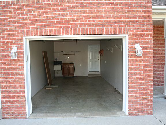 One car garage w/ wash stink