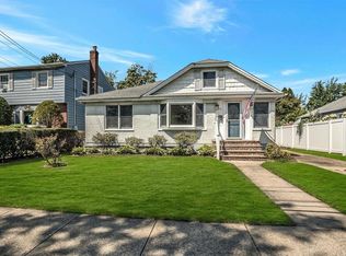 98 Nelson St, Farmingdale, NY 11735