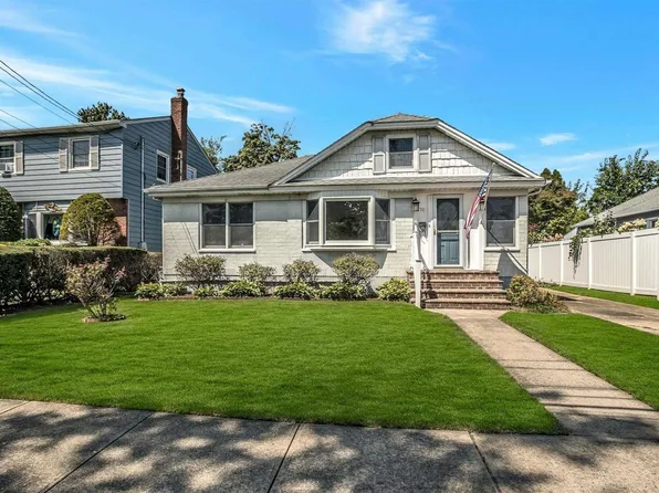 98 Nelson Street, Farmingdale, NY 11735