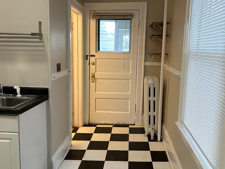 710 Pelham Apartments — Photo 11
